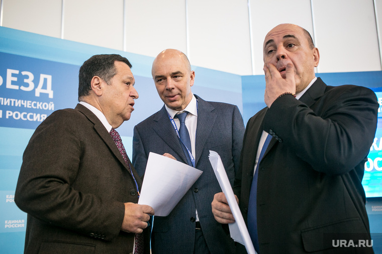 Михаил Мишустин (справа) и Антон Силуанов (в центре) считают, что регионы хотят слишком многого, но готовы к обсуждению предложений