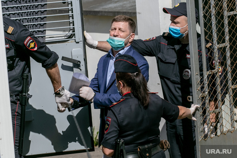 Сергей Фургал выходит из Басманного суда Москвы
