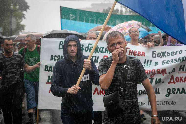 Хабаровчане на шествии в поддержку экс-губернатора Хабаровского края Сергея Фургала, задержанного по обвинению в организации заказных убийств