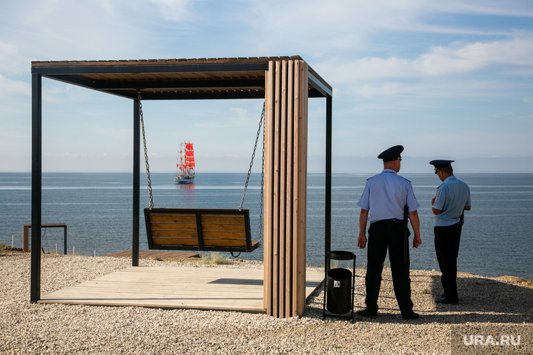Полицейские у моря на площадке форума «Арт-Таврида» в городе Судаке в республике Крым