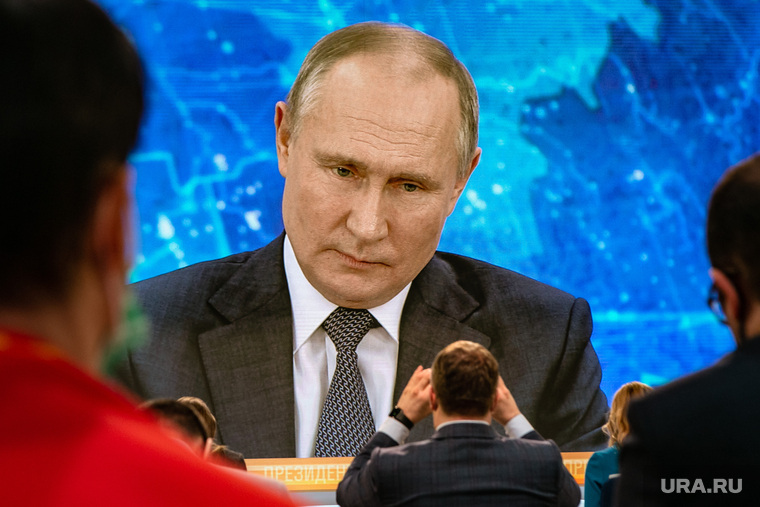 Президент России Владимир Путин отвечает на вопросы журналистов во время 16-й большой ежегодной пресс-конференции. Общение прошло в экспериментальном формате