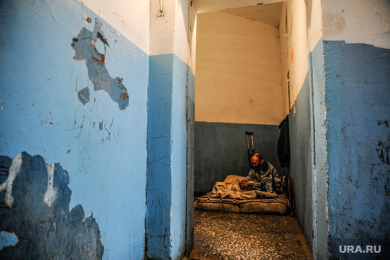 Выселенный из квартиры тюменец в подъезде своего дома