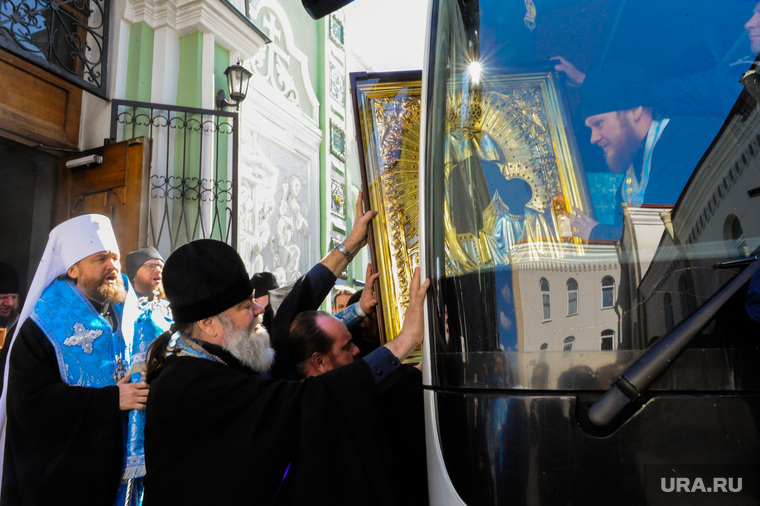 С вредоносным поветрием боролись и более традиционными, чем упаковывание себя в шар, способом. Митрополит Челябинский и Миасский Григорий объехал вокруг Челябинска с чтимым списком Табынской иконы Божией Матери и молитвой