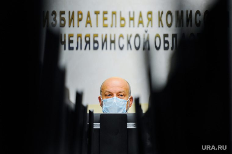 Соблюдение санитарных норм своим подчиненным демонстрирует председатель облизбиркома Сергей Обертас