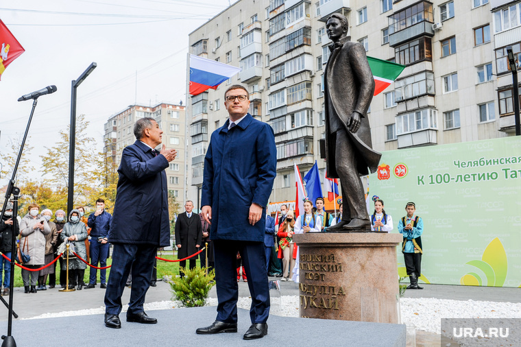 Президент республики Татарстан Рустам Минниханов, губернатор Челябинской области Алексей Текслер и памятник «татарскому Пушкину» — Габдулле Тукаю