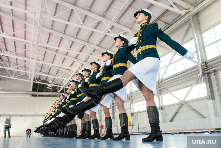 Женщины-военнослужащие готовятся к параду Победы