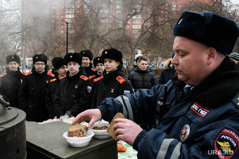 День защитника Отечества в Екатеринбурге. Участников праздника кормят кашей из полевой кухни.