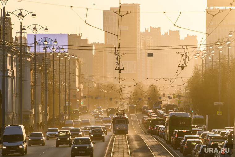 «Час пик» в Екатеринбурге. Километровые пробки и смог над городскими улицами