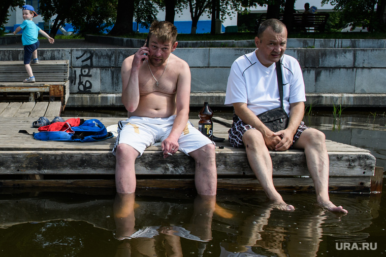 На Екатеринбург обрушилась 30-градусная жара. Даже угроза COVID-19 не смогла удержать горожан дома