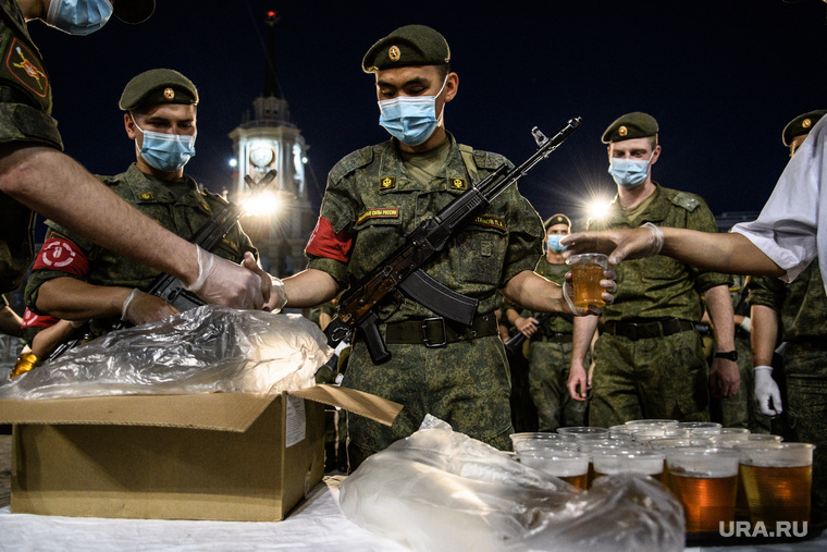 Ночная репетиция парада Победы в Екатеринбурге. С 9 мая его перенесли на июль в надежде, что пандемия к тому времени закончится. Этого не произошло