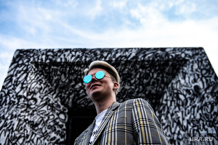 Уличный художник Покрас Лампас вторично приехал в Екатеринбург для создания очередного арт-объекта. Он расписал каменный куб в сквере у Театра драмы, который прославился во время майского противостояния 2019 года. Художник написал на кубе слово «Свобода»