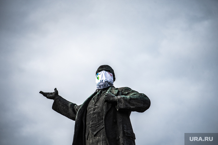 На памятник вождю мирового пролетариата Владимиру Ленину на площади 1905 года надели маску от коронавируса