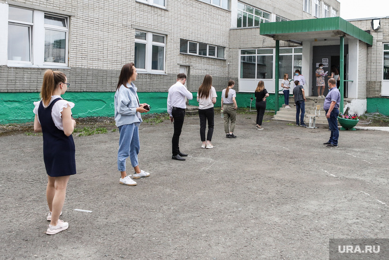 В течение года курганцев призывали соблюдать социальную дистанцию в 1,5 метра