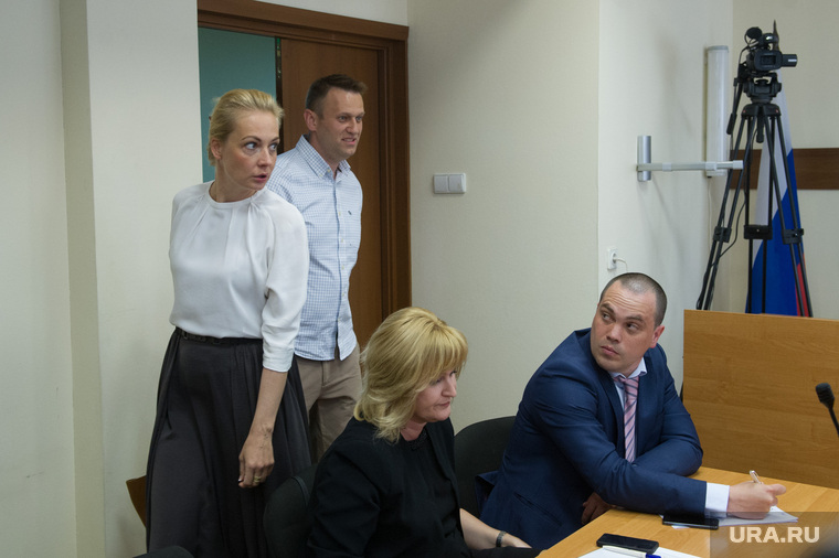Алексею Навальному (стоит) могли избрать более мягкую меру пресечения, но силовой сценарий победил