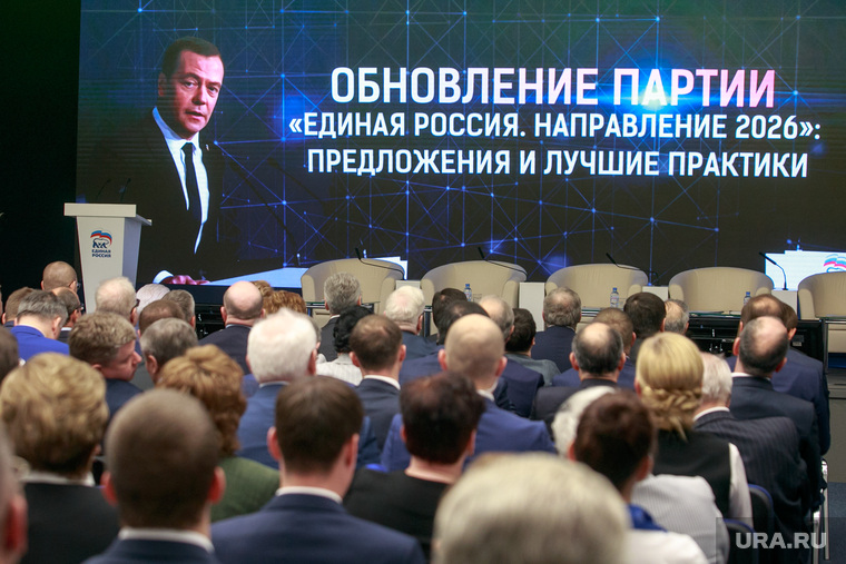 Один из главных рисков возвращения Алексея Навального — низкий рейтинг «Единой России» и ее председателя Дмитрия Медведева
