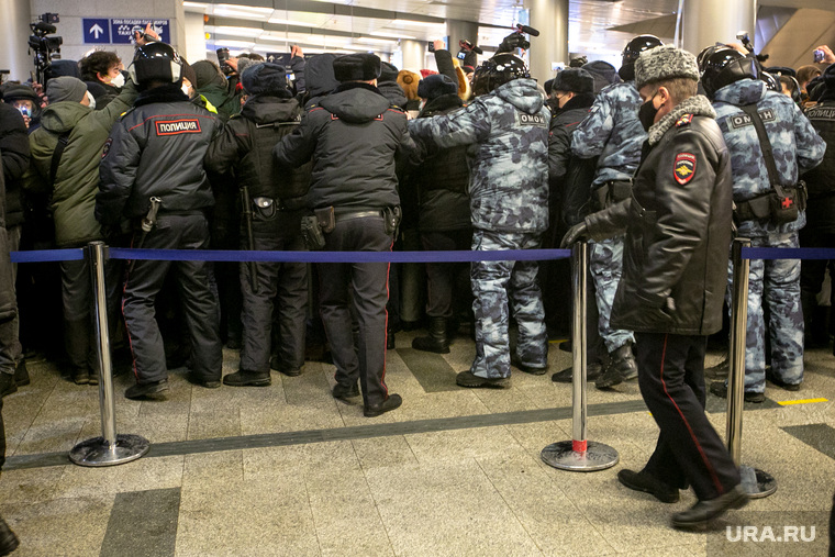 17 января полиция вывела сторонников Алексея Навального из аэропорта Внуково, куда они приехали встречать блогера