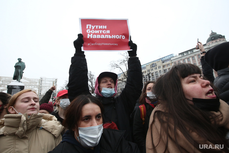 На несанкционированные митинги за Навального в России вышли десятки тысяч людей