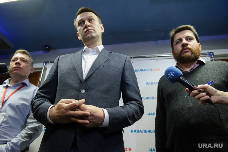 По прилету в Россию Алексе Навального (в центре) арестовали, Леонид Волков (справа) пока не возвращается в страну