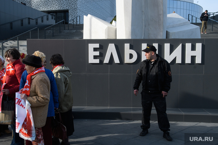 Памятник Ельцина в Екатеринбурге нередко пикетируют коммунисты. Однажды вандалы облили его краской