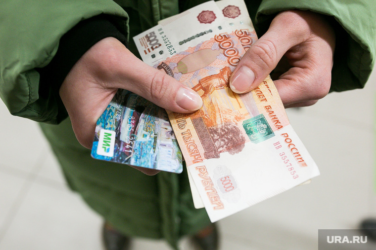 Из-за коронавируса доходы снизились у трети россиян, говорят аналитики