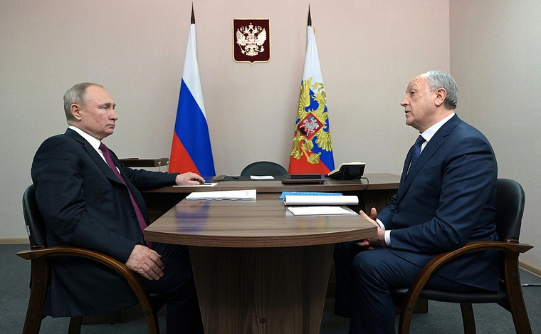 Владимир Путин заставил Валерия Радаева (справа) дважды возвращаться к теме вакцинации