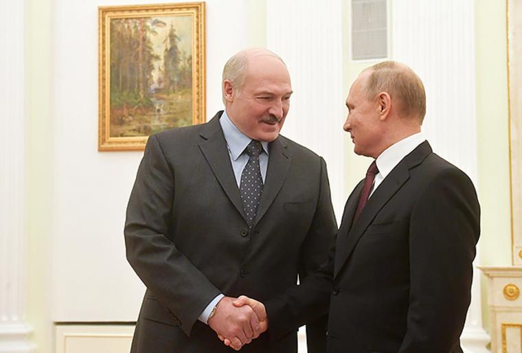 Политологи считают, что в послании Владимир Путин затронет тему отношений с Белоруссией