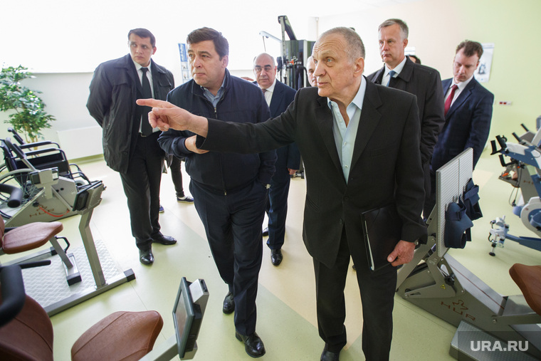 Свердловский губернатор Евгений Куйвашев (на фото в центре) лично поддерживал проект строительства реабилитационного центра в Нижнем Тагиле