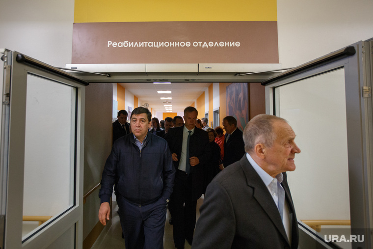 Владислав Тетюхин (на фото справа) при жизни обсуждал все вопросы, связанные с госпиталем, лично с губернатором