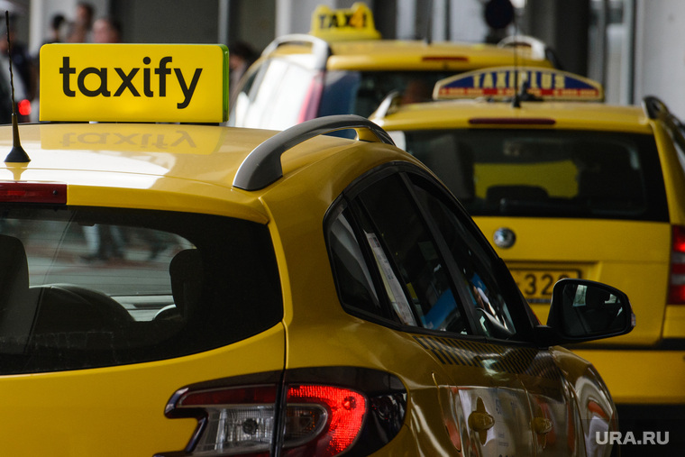Курганских таксистов домогаются нетрезвые клиентки