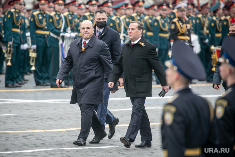 Эксперты считают, что Михаил Мишустин (слева) может сменить на партийном посту Дмитрия Медведева (справа)