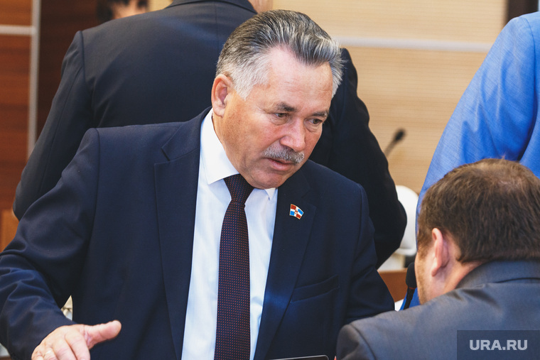 Позиции депутата Виктора Плюснина пошатнул визит силовиков в его кабинет