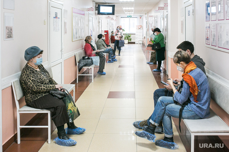 Рост числа зараженных в России происходит на фоне низких темпов вакцинации, считают в федеральном центре