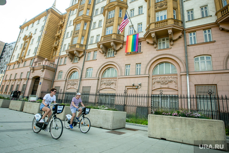 Флаг ЛГБТ на посольстве Соединенных Штатов Америки. Москва