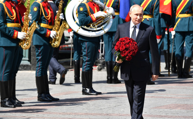 22 июня Владимир Путин также возложил цветы к Могиле Неизвестного Солдата