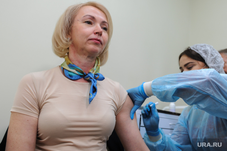 Прививку от гриппа поставит первый заместитель губернатора Челябинской области Ирина Гехт, а также руководители органов исполнительно власти региона. Челябинск