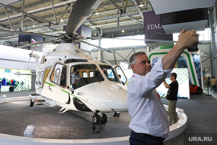 Сколько стоит русско-итальянский вертолет в премиум-комплектации владельцы стенда сказать побоялись