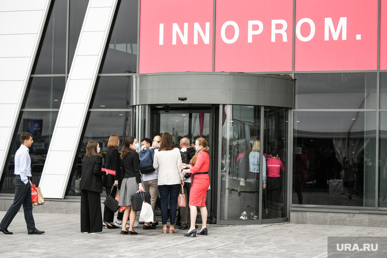 Посетителям «Иннопрома» пришлось запастись терпением перед входом на выставку