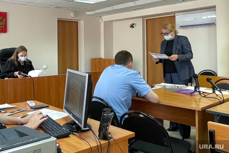 Адвокат Анастасия Татарченко (стоит) не убедила суд