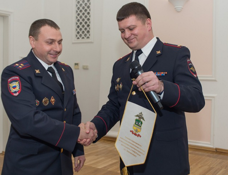 Подполковник полиции Александр Дмитриев (справа), перейдя в компанию миллиардера Дмитрия Пумпянского, сохранил связи с коллегами