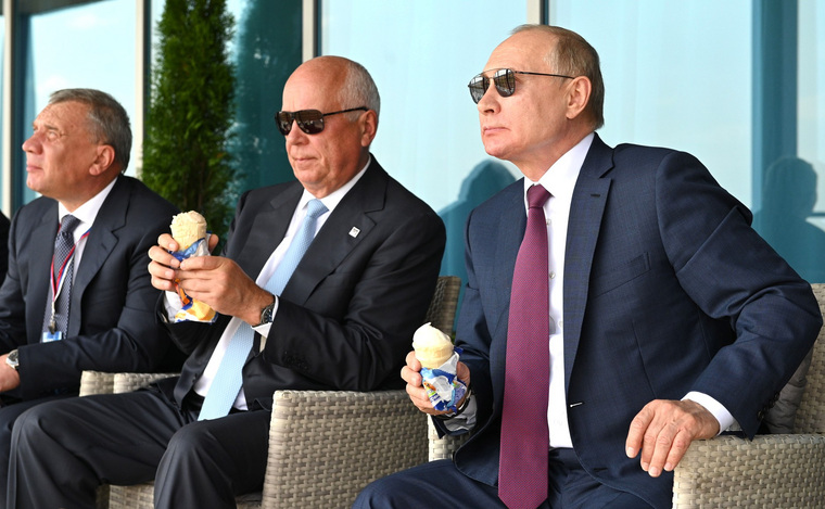 Владимир Путин традиционно съел мороженное во время посещения МАКС