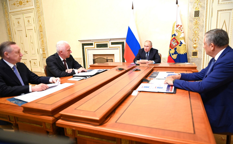 Владимир Путин поручил построить в Петербургской агломерации кольцевую дорогу