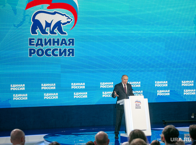 Практику проведения партийных мероприятий во внерабочее время, по словам инсайдера URA.RU, ввел президент России Владимир Путин