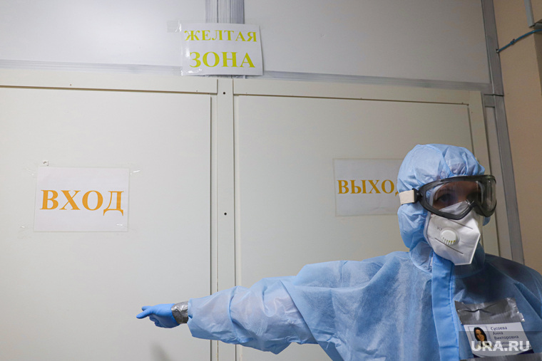 Для предотвращения распространения коронавируса медики в грязных и чистых защитных костюмах не пересекаются