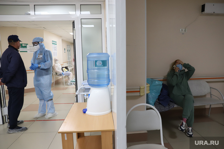 Результатов КТ все новоприбывшие ждут в «красной» зоне госпиталя, вблизи с тяжелобольными пациентами