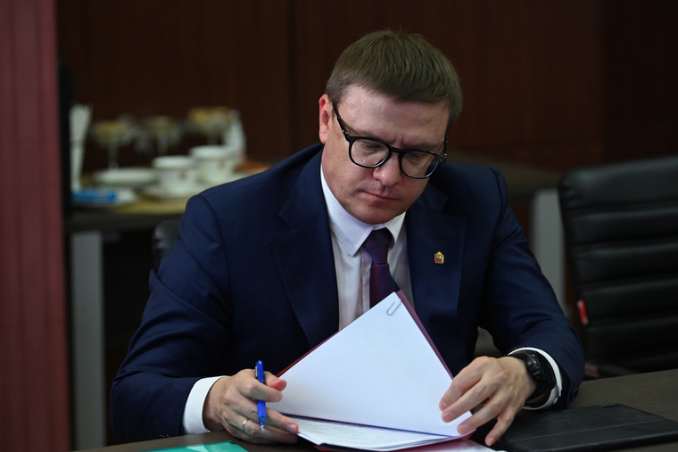 Челябинский губернатор Алексей Текслер пообещал, что люди, чьи дома сгорели из-за лесных пожаров, отпразднуют новоселье не позднее 1 октября этого года