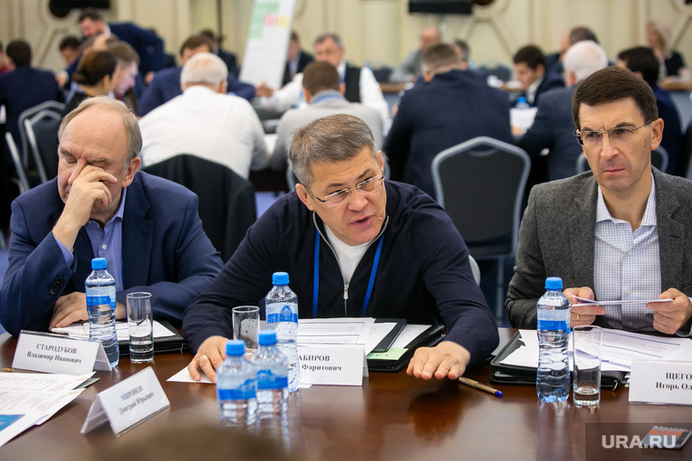 Радий Хабиров (в центре) считается одним из самых успешных губернаторов