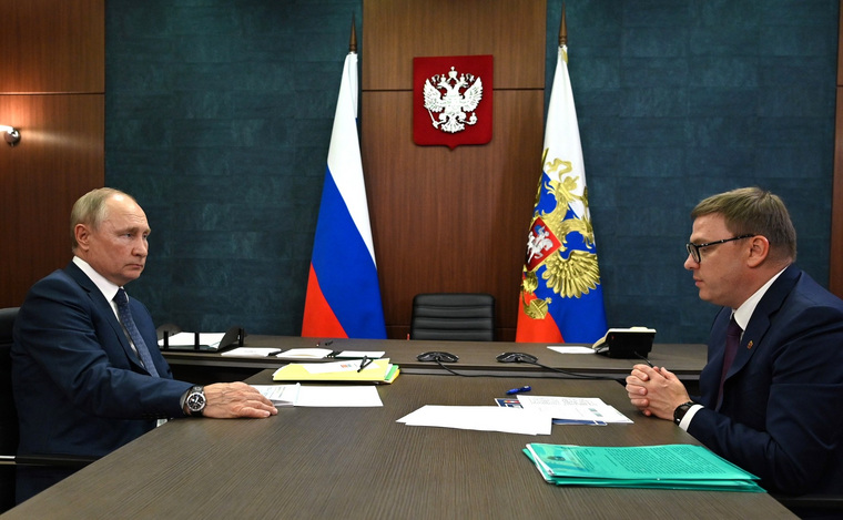 Во время встречи Алексей Текслер передал Владимиру Путину папку с документами