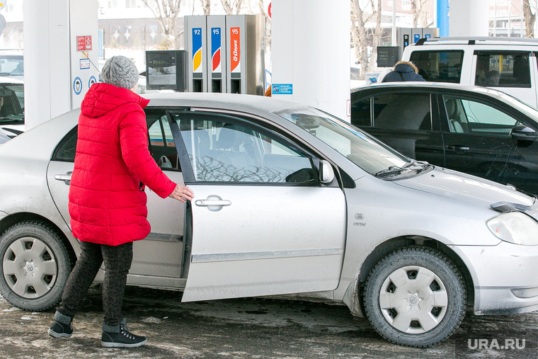 Россия, по словам экономиста Дмитрия Белоусова, не является нефтяной державой, поэтому и ждать низких цен на бензин не стоит