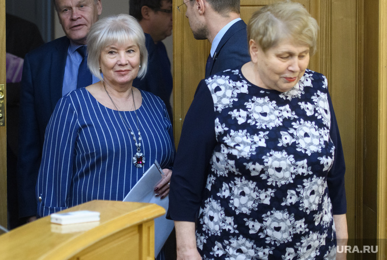 На посту председателя комиссии Галину Арбузову (по центру) сменит Любовь Боркова (справа)