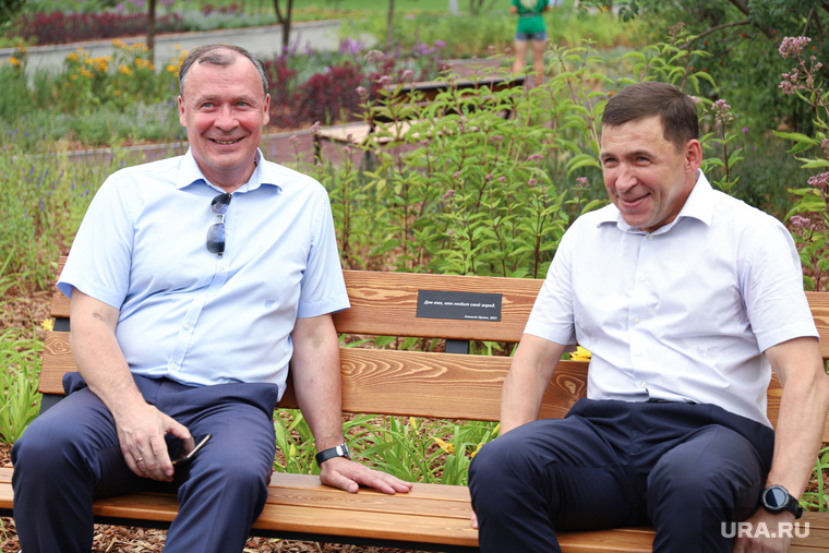 Алексею Орлову (слева) не придется тратить время на руководителей предприятий